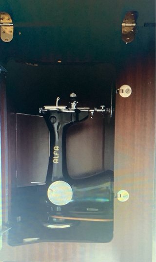 Máquina de Coser marca Alfa integrada en mueble