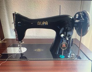 Máquina de Coser marca Alfa integrada en mueble