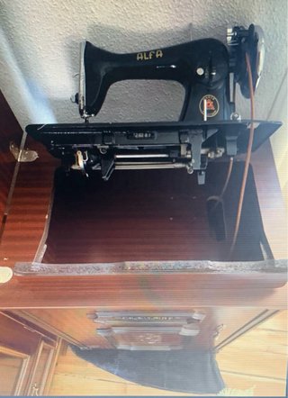 Máquina de Coser marca Alfa integrada en mueble