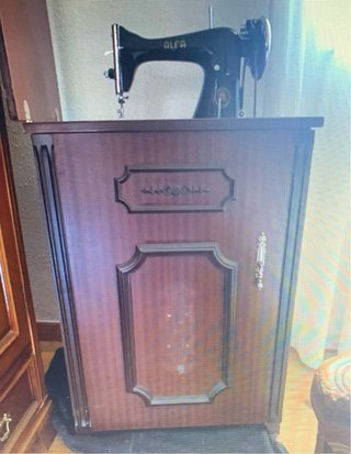 Máquina de Coser marca Alfa integrada en mueble