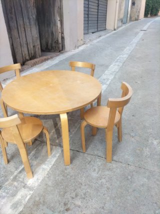 Mesa y 4 sillas para niños