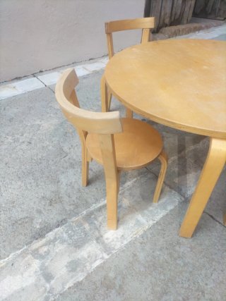 Mesa y 4 sillas para niños