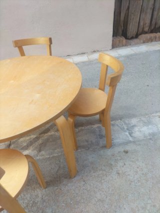 Mesa y 4 sillas para niños
