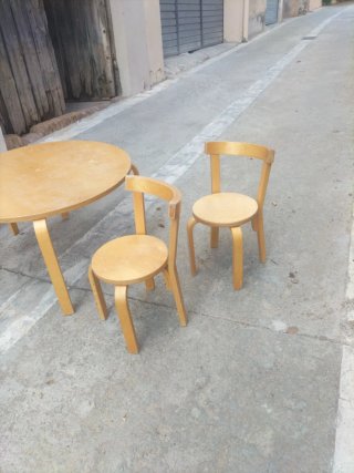 Mesa y 4 sillas para niños