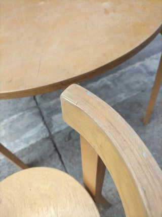 Mesa y 4 sillas para niños