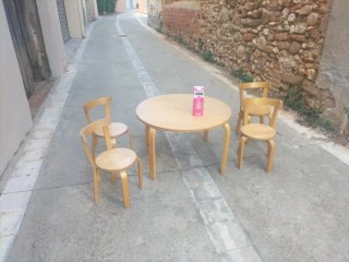 Mesa y 4 sillas para niños
