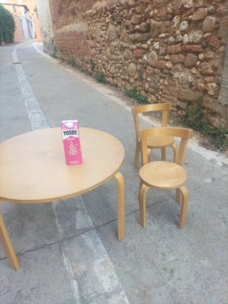 Mesa y 4 sillas para niños