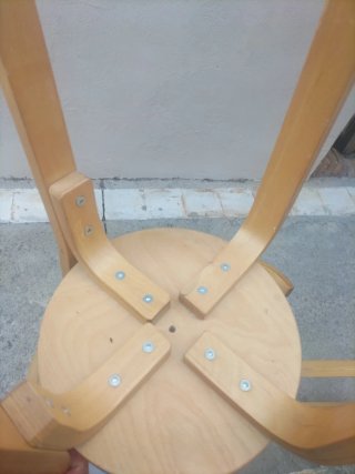 Mesa y 4 sillas para niños