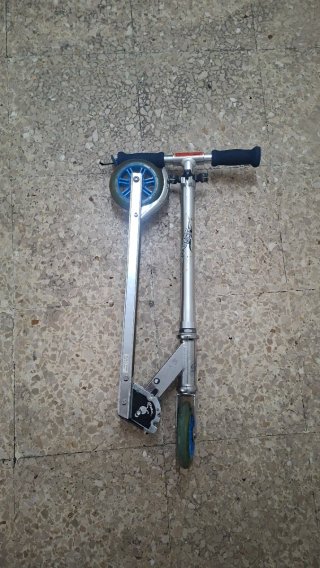 Patinete plegable plateado