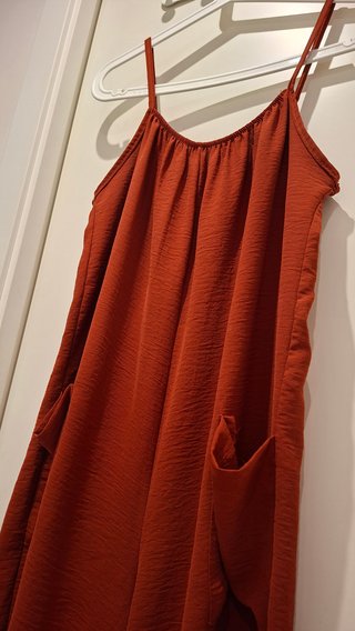 Mono de verano rojo con tirantes