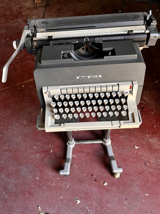 Máquina de escribir Olivetti Línea 98