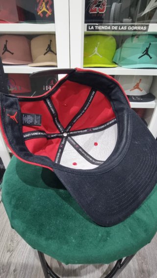 Gorra Jordan Roja y Negra