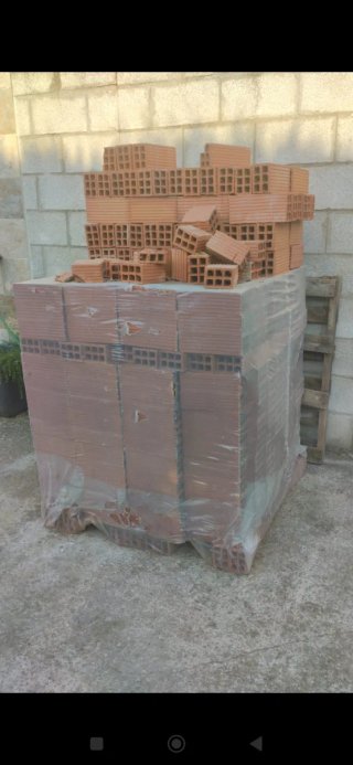Palet de ladrillos sin abrir