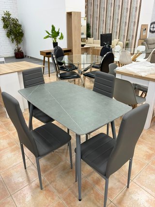 Mesa de comedor efecto mármol + 4 sillas