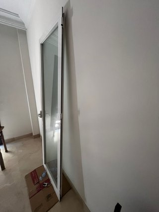 Puerta lavadero cristal blanco translucido.