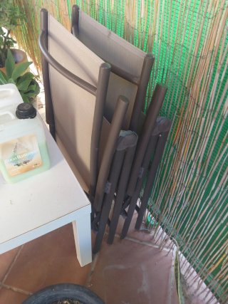 Conjunto de mesas, sillas y parasol