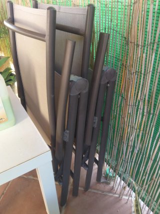 Conjunto de mesas, sillas y parasol