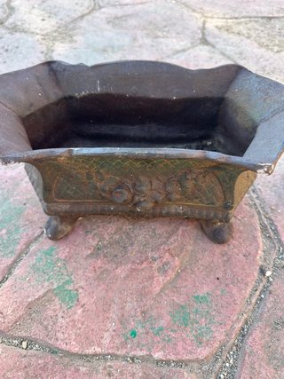Vaso in ghisa decorato