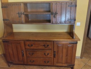 Mueble de madera rústico con puertas