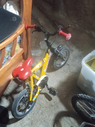 Bicicleta infantil amarilla