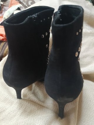 Botines negros con tachuelas