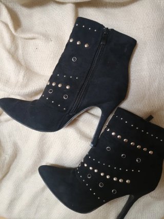 Botines negros con tachuelas