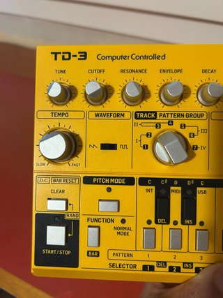 Sintetizador Behringer TD-3 Amarillo