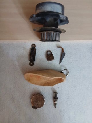 Lote antigüedades: joya, candado, zapato