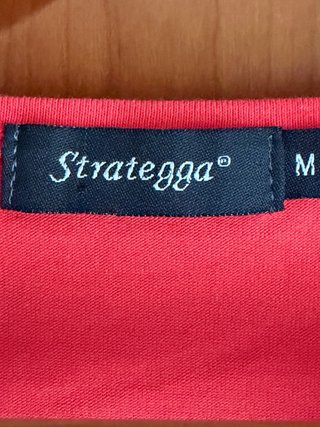 Camiseta roja con corazones bordados