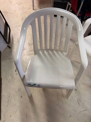 2 Sillas de Plástico Blancas