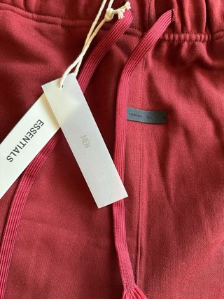 Conjunto Essentials Fear of God Rojo
