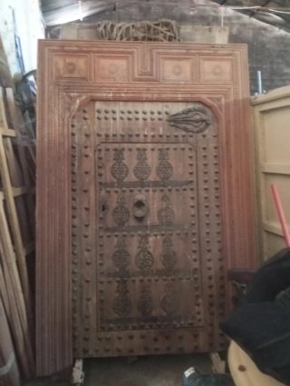 Portón Antiguo de Madera con Tachuelas