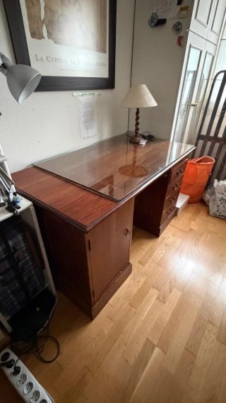 Escritorio de madera con tapa de cristal