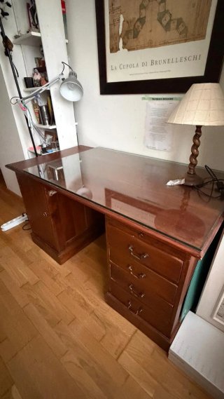 Escritorio de madera con tapa de cristal