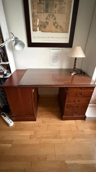 Escritorio de madera con tapa de cristal