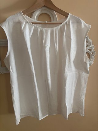 Blusa blanca con cuello redondo