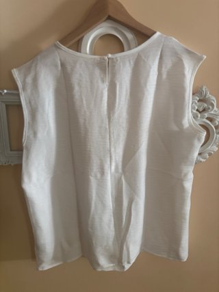 Blusa blanca con cuello redondo