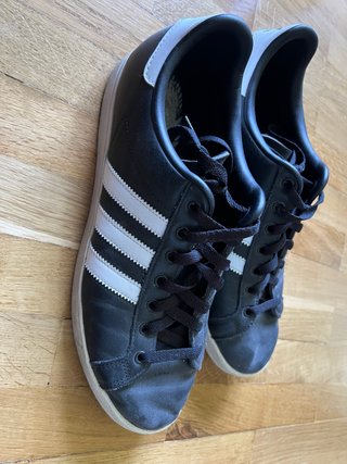 Zapatillas Adidas Negras y Blancas