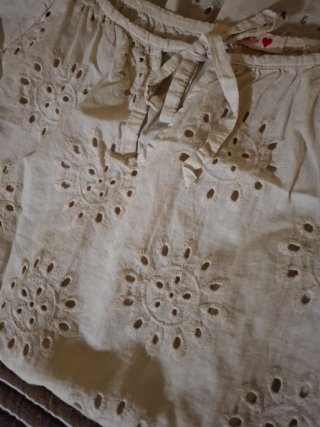 Vestido beige bordado