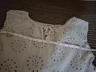 Vestido beige bordado