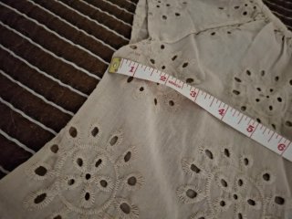 Vestido beige bordado