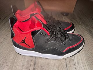 Zapatillas Jordan Negras y Rojas