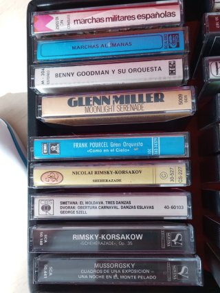 Lote 18 Cassettes, con estuche