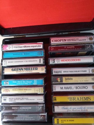 Lote 18 Cassettes, con estuche