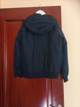 Chaqueta azul con capucha