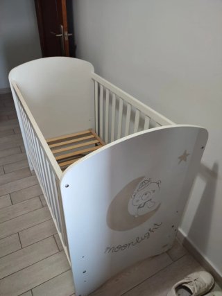 Cuna de madera blanca