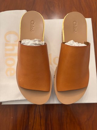 Sandalias Chloe Camille Cuña Marrón y Dorado.