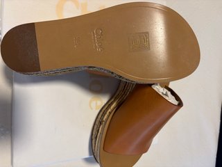 Sandalias Chloe Camille Cuña Marrón y Dorado.
