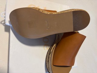 Sandalias Chloe Camille Cuña Marrón y Dorado.