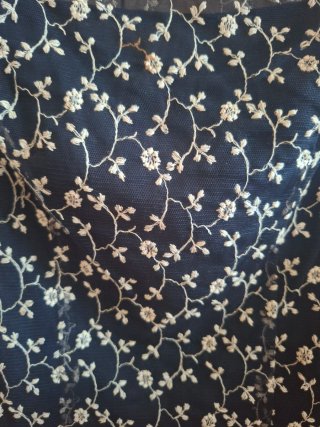 Top de encaje floral negro y dorado